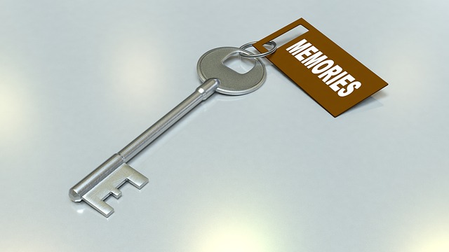 A key with the word memories on the key ring.